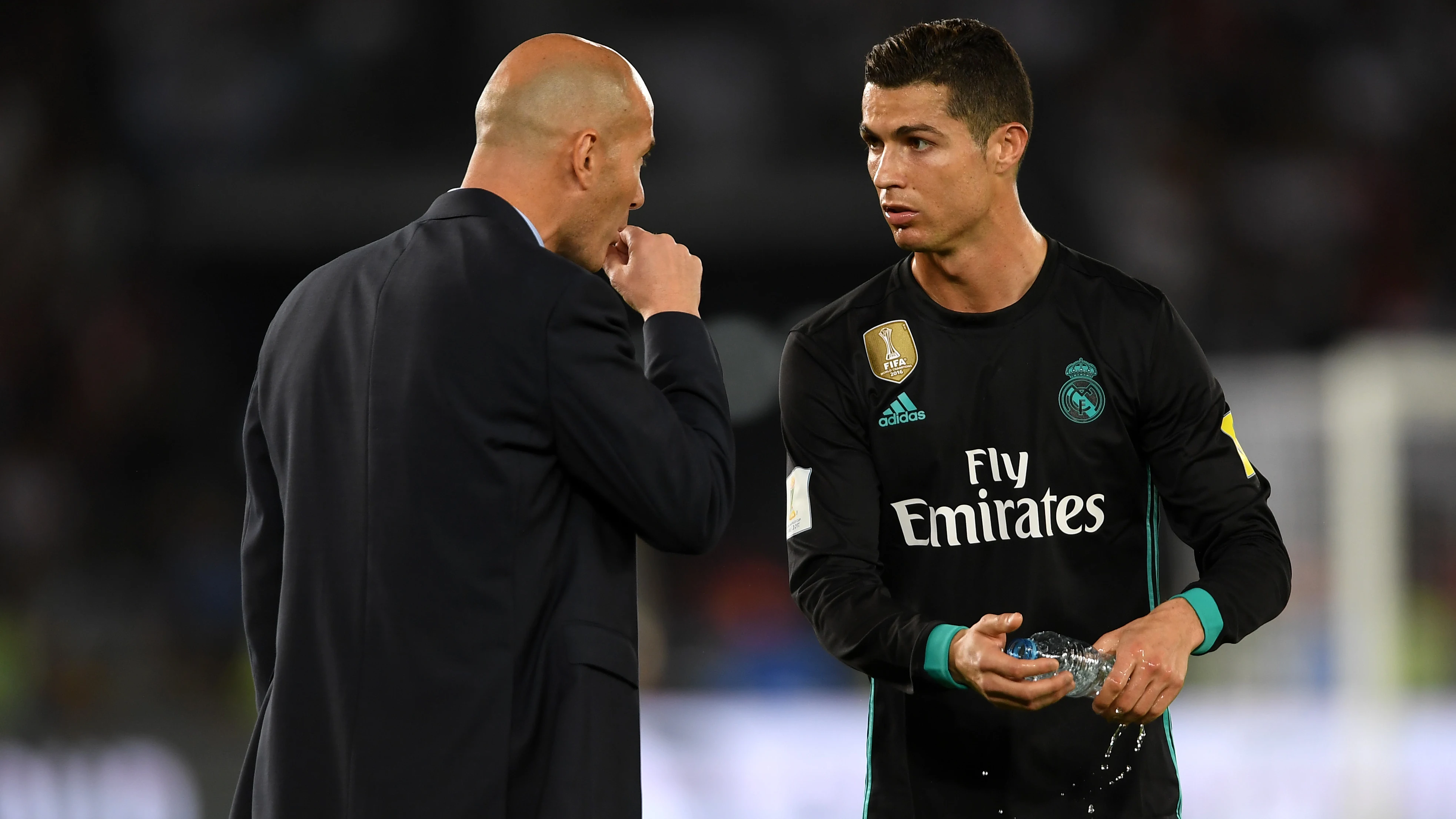 Cristiano Ronaldo habla con Zidane durante un partido del Real Madrid