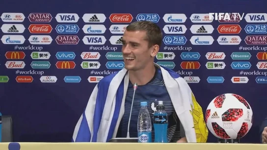 Griezmann, en rueda de prensa con a bandera de Uruguay Griezmann, en rueda de prensa con a bandera de Uruguay