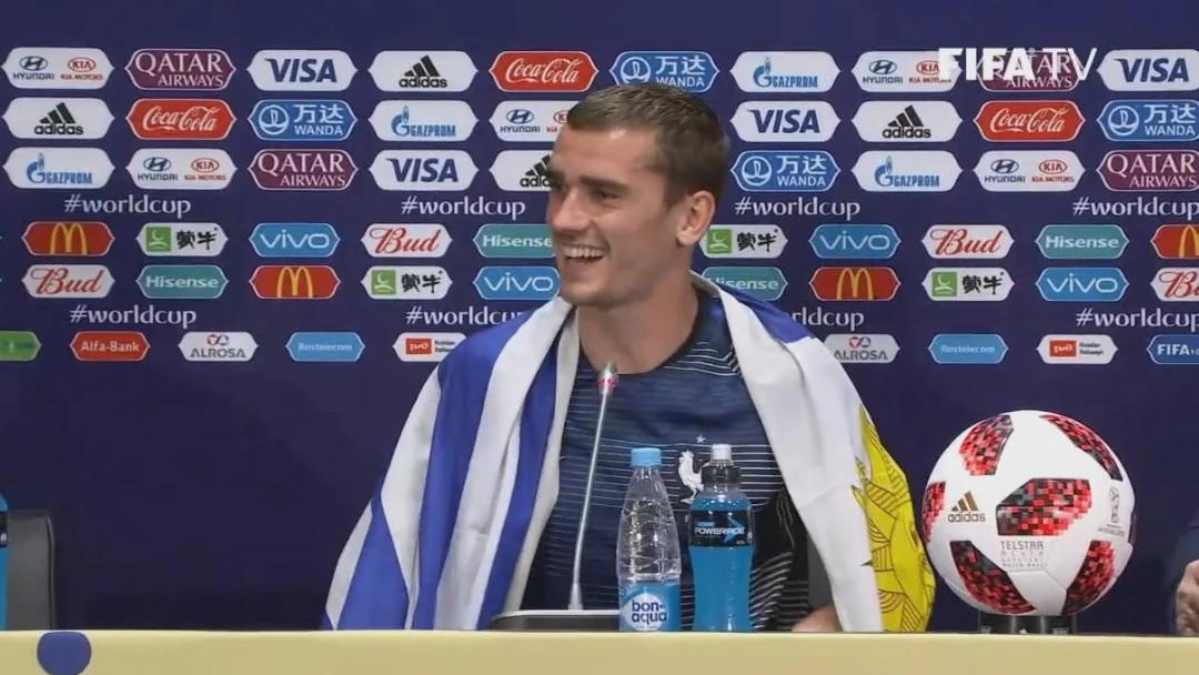 Griezmann, en rueda de prensa con a bandera de Uruguay