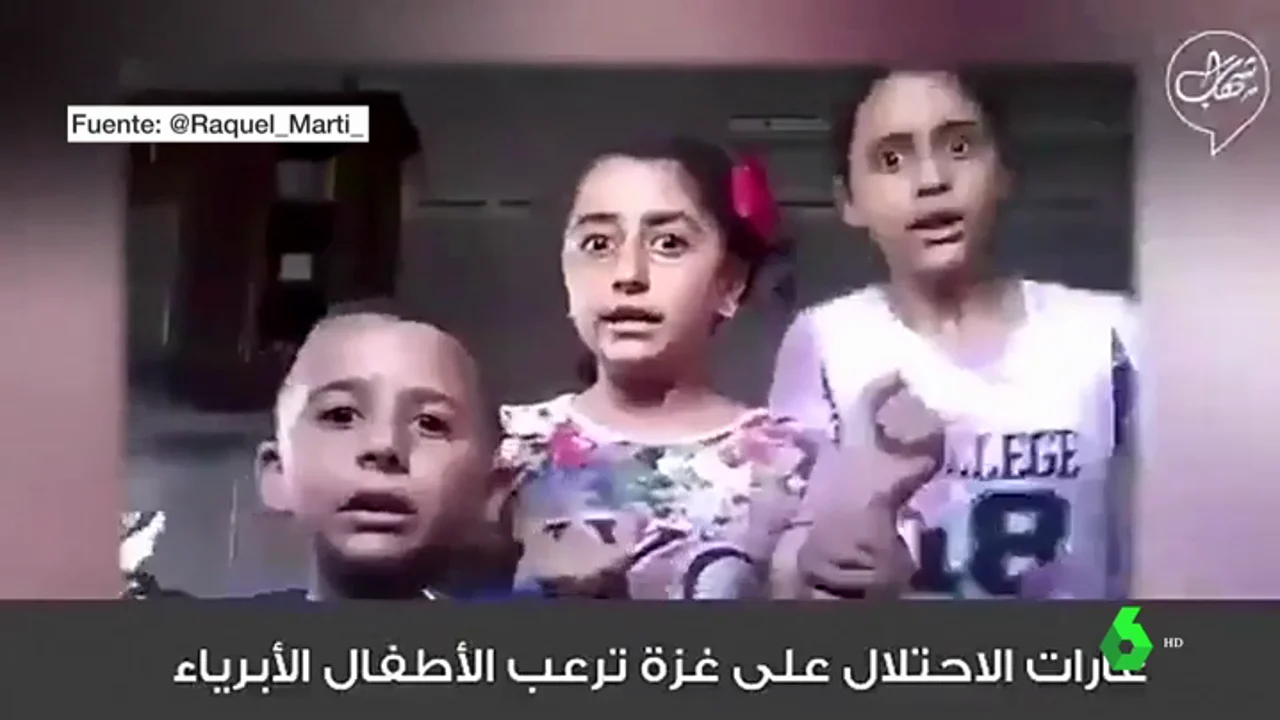 El terror de tres niños palestinos cuando son sorprendidos por unos bombardeos en Gaza mientras grababan un vídeo