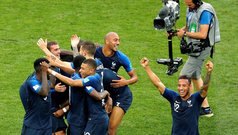 Los jugadores franceses celebran la victoria en la final ante Croacia