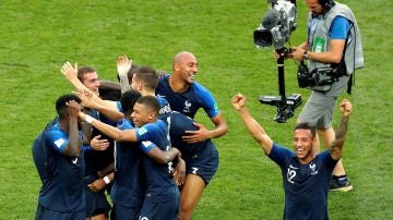 Los jugadores franceses celebran la victoria en la final ante Croacia