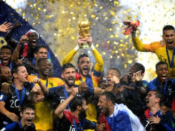 Lloris levanta la Copa del Mundo al cielo de Moscú Lloris levanta la Copa del Mundo al cielo de Moscú