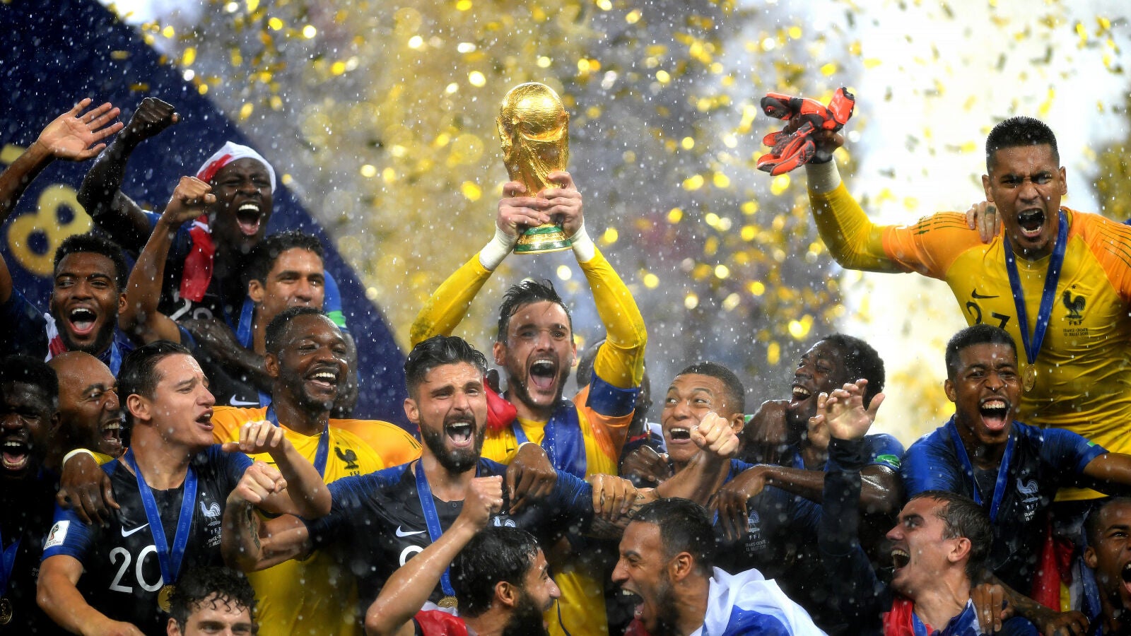 Lloris levanta la Copa del Mundo al cielo de Mosc&uacute;