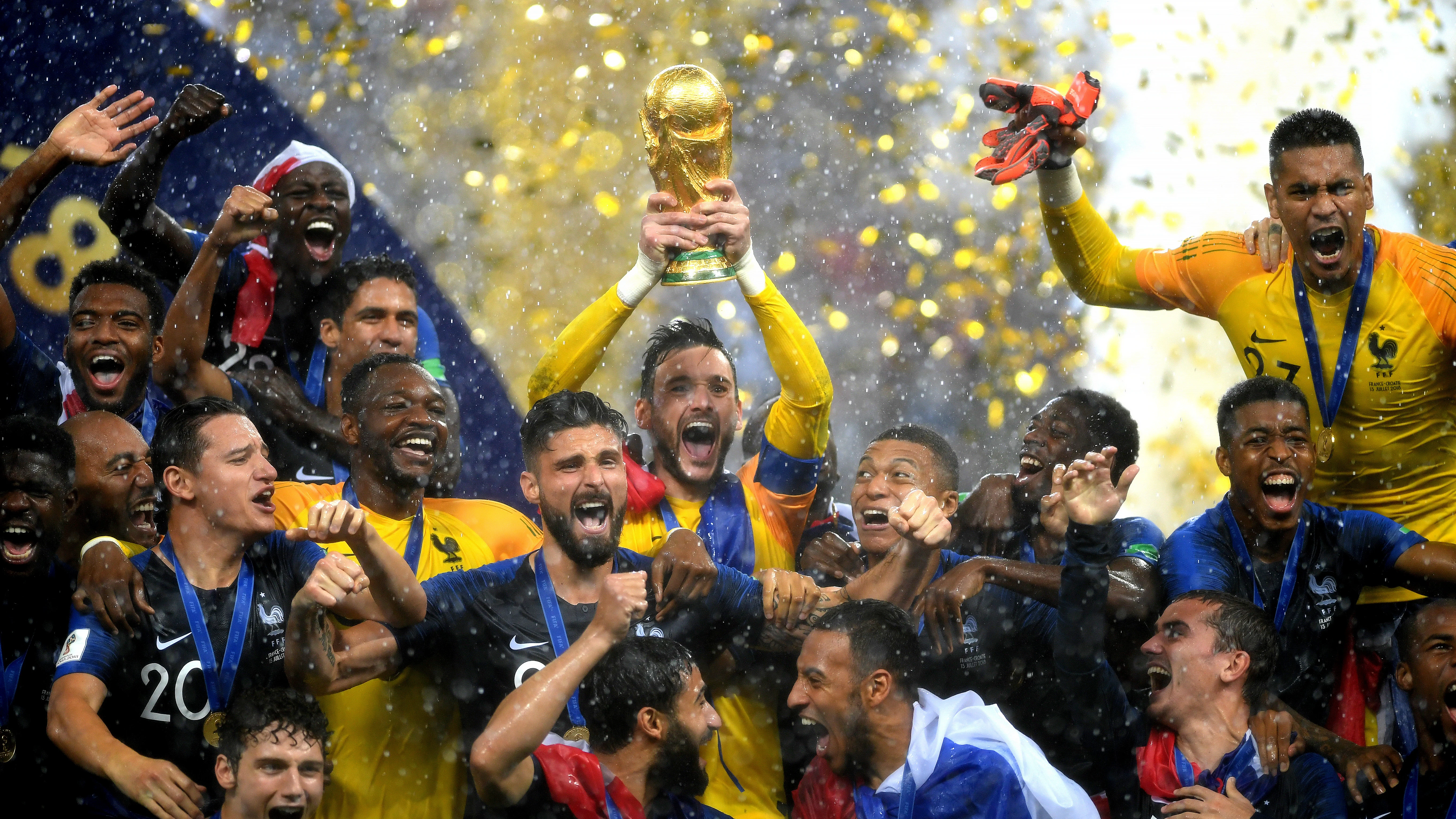 Lloris levanta la Copa del Mundo al cielo de Moscú