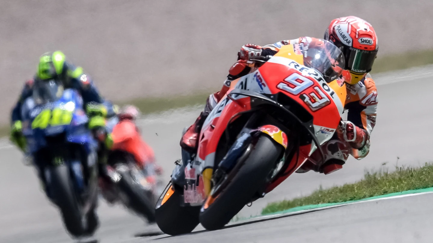Marc Márquez traza una curva con su Honda en Sachsenring Marc Márquez traza una curva con su Honda en Sachsenring