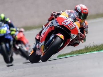 Marc M&aacute;rquez traza una curva con su Honda en Sachsenring