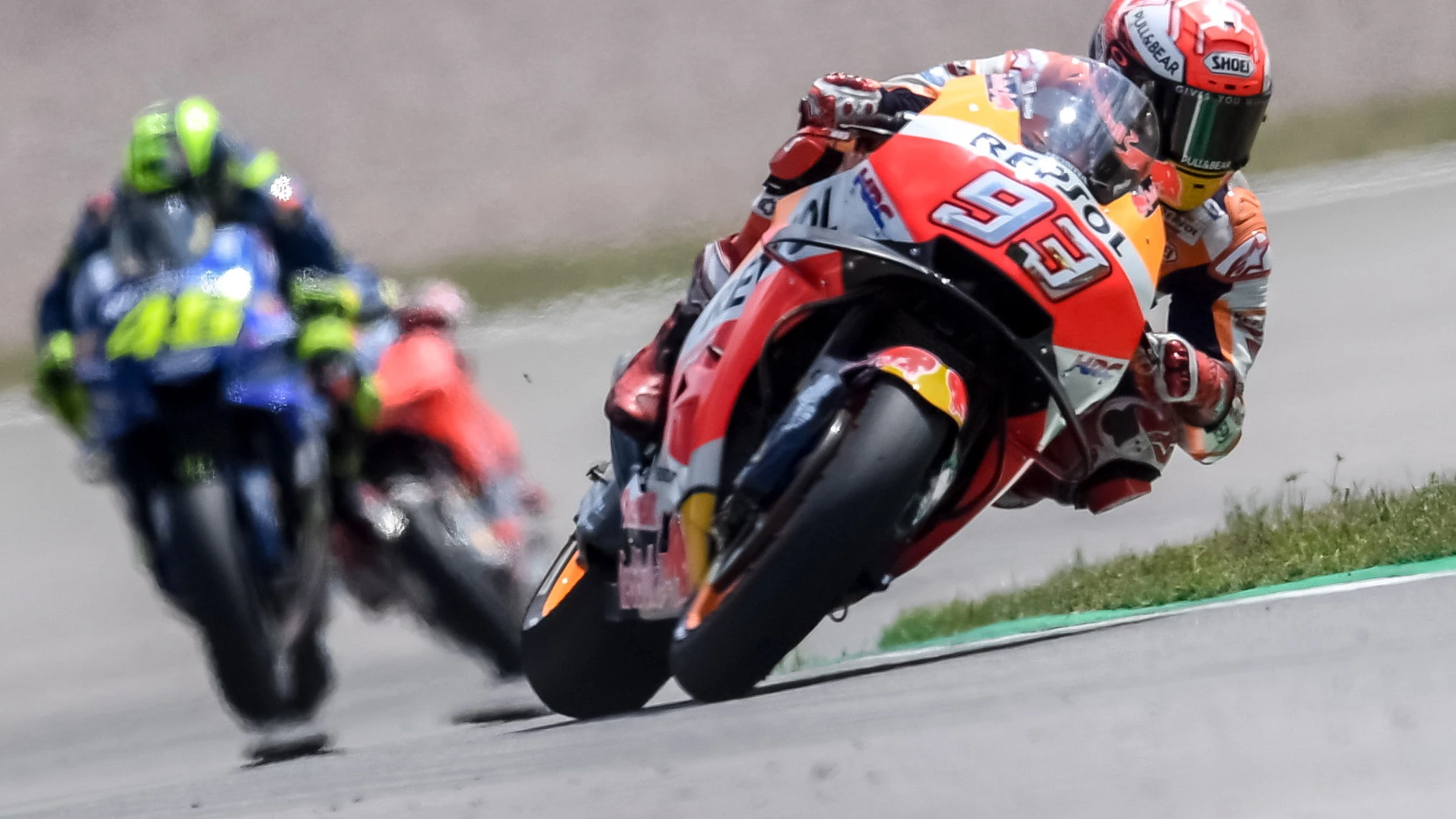 Marc Márquez traza una curva con su Honda en Sachsenring