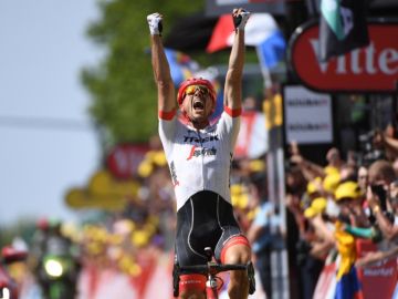 John Degenkolb celebra la victoria de etapa John Degenkolb celebra la victoria de etapa