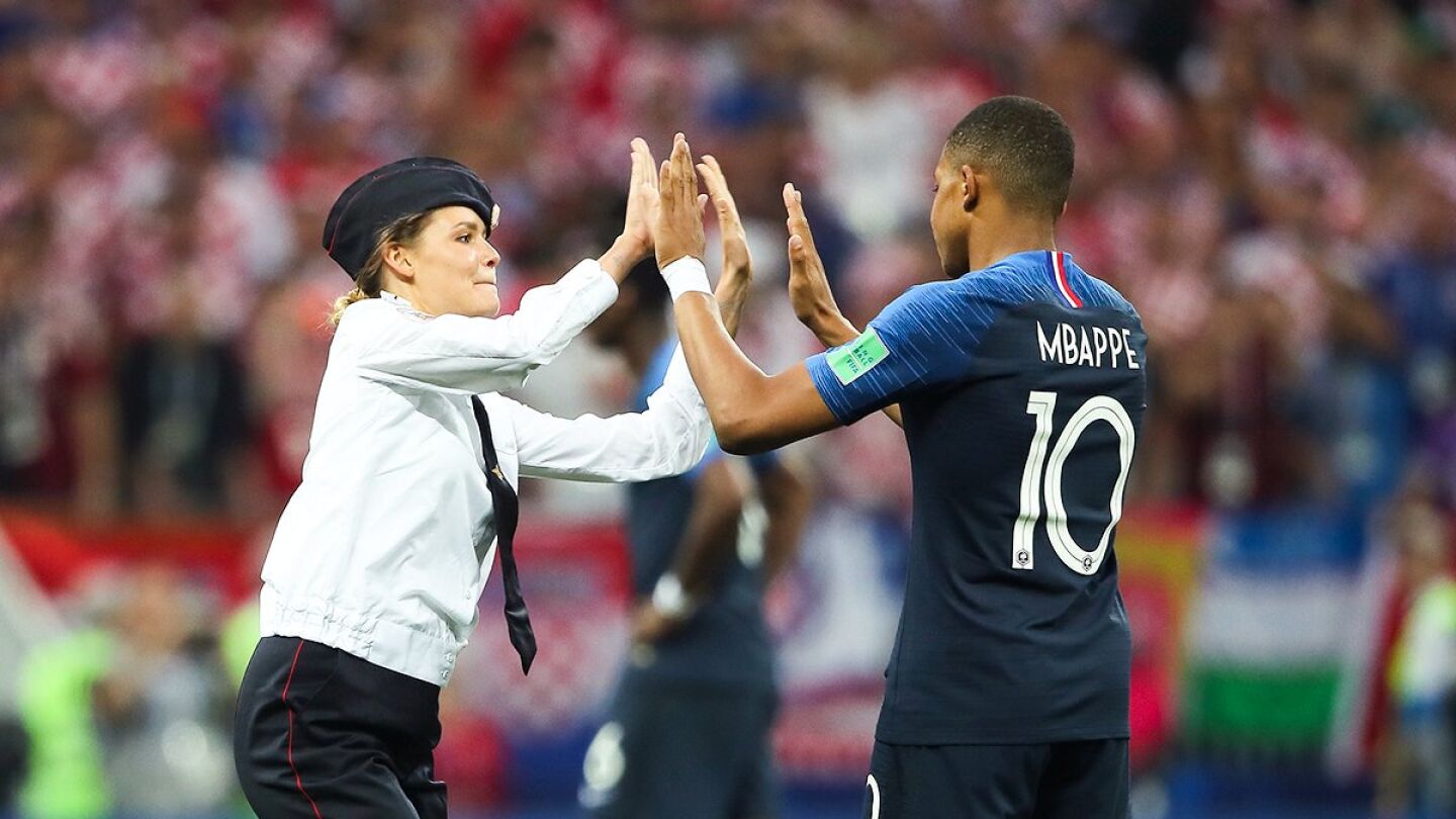Mbapp&eacute; choca las manos con una espont&aacute;nea