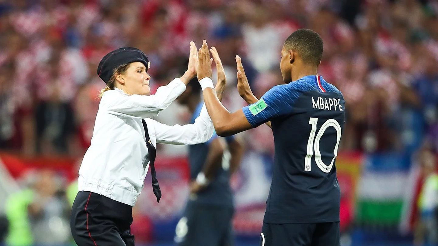 Mbappé choca las manos con una espontánea Mbappé choca las manos con una espontánea