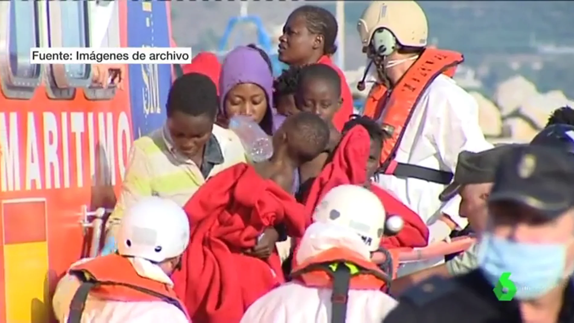 Rescate de 100 menores migrantes en aguas del Estrecho por la Guardia Civil