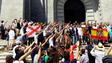 Manifestación contra la exhumación de los restos de Franco