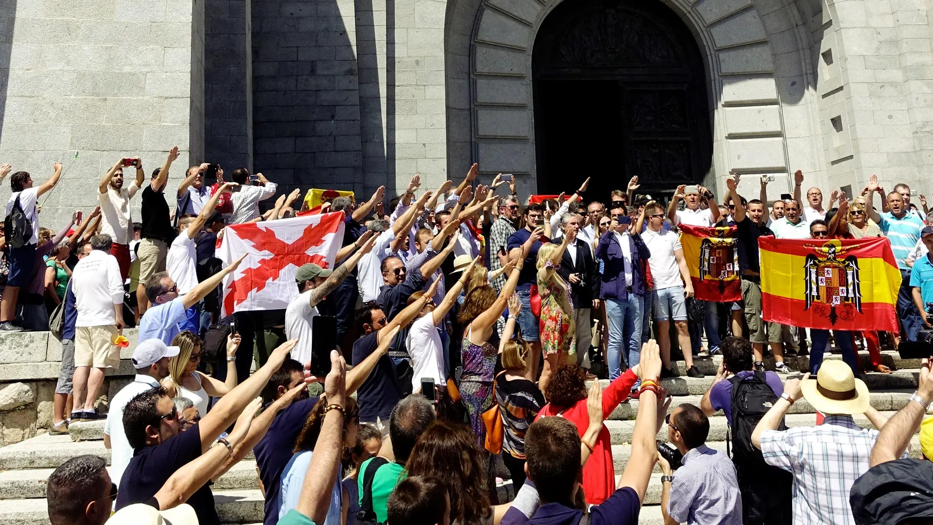 Manifestación contra la exhumación de los restos de Franco