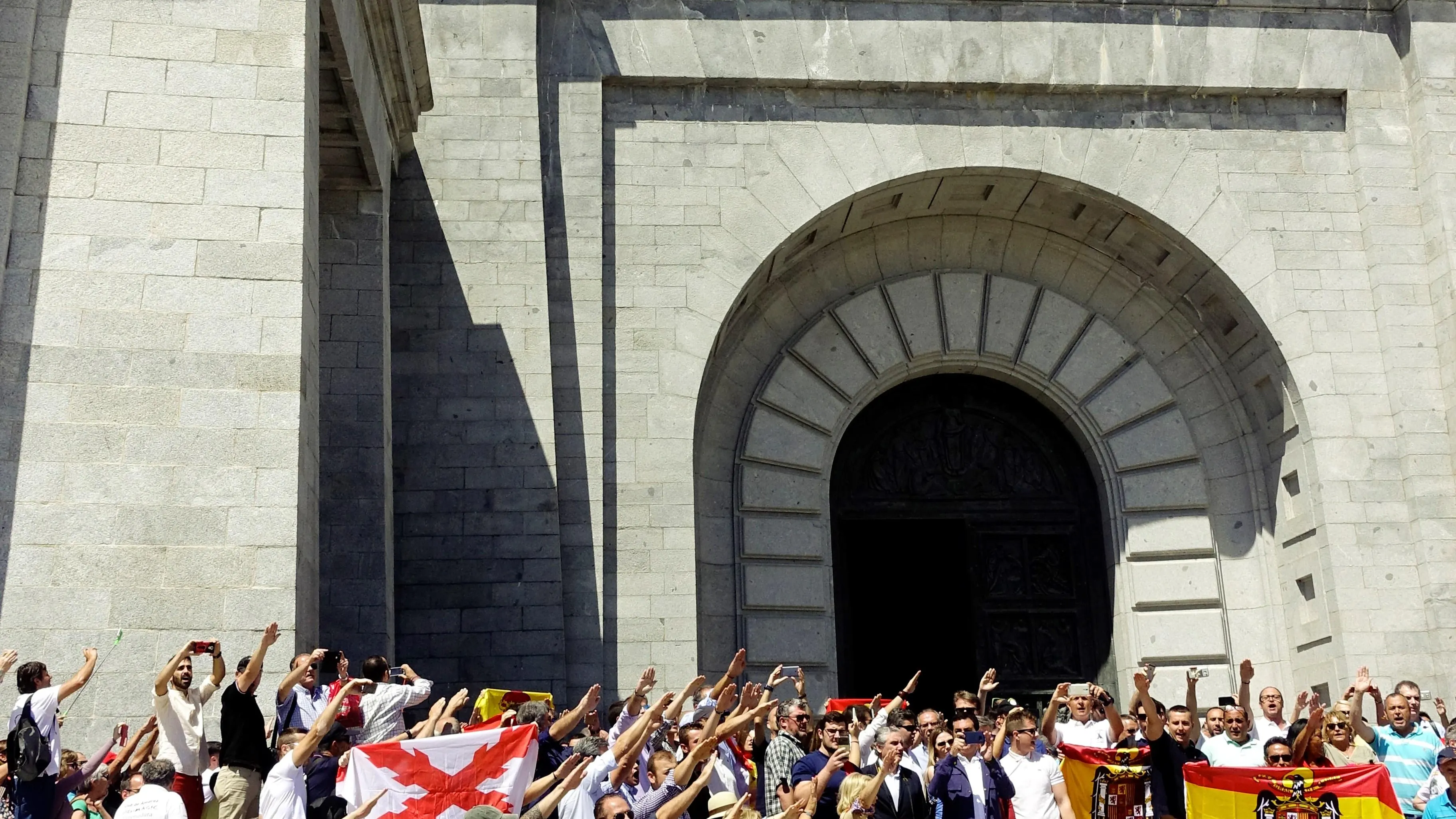 Manifestación contra la exhumación de los restos de Franco