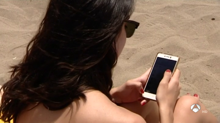 móvil en la playa