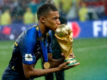 Mbappé besa la Copa del Mundo Mbappé besa la Copa del Mundo