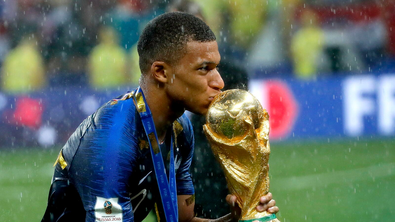 Mbapp&eacute; besa la Copa del Mundo