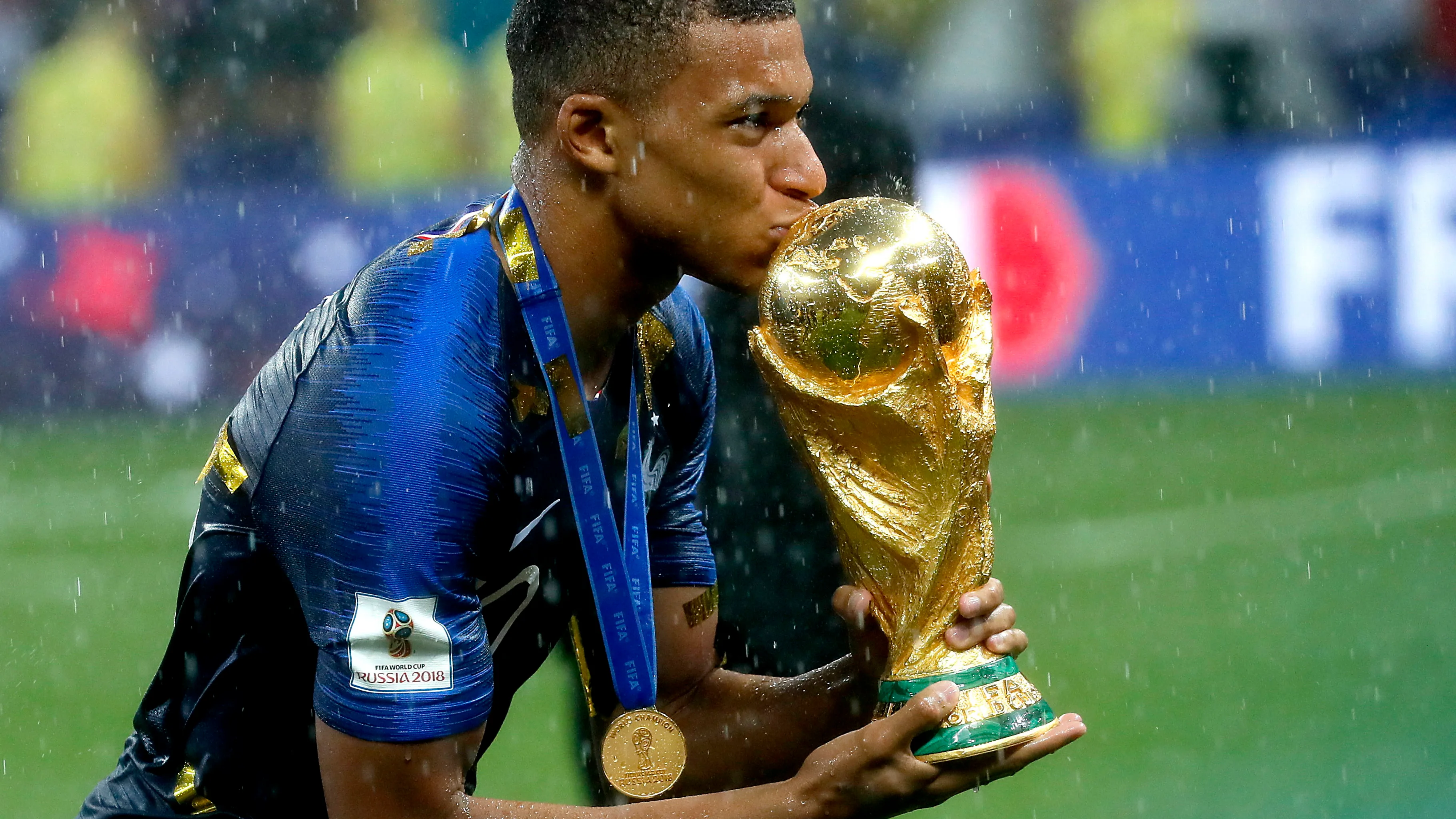 Mbappé besa la Copa del Mundo