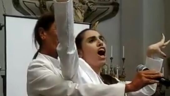 Alfina Fresta, la cantante con par&aacute;lisis cerebral que emociona al mundo