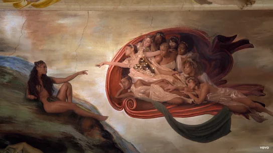 Fotograma del videoclip 'God is a Woman' Fotograma del videoclip 'God is a Woman'