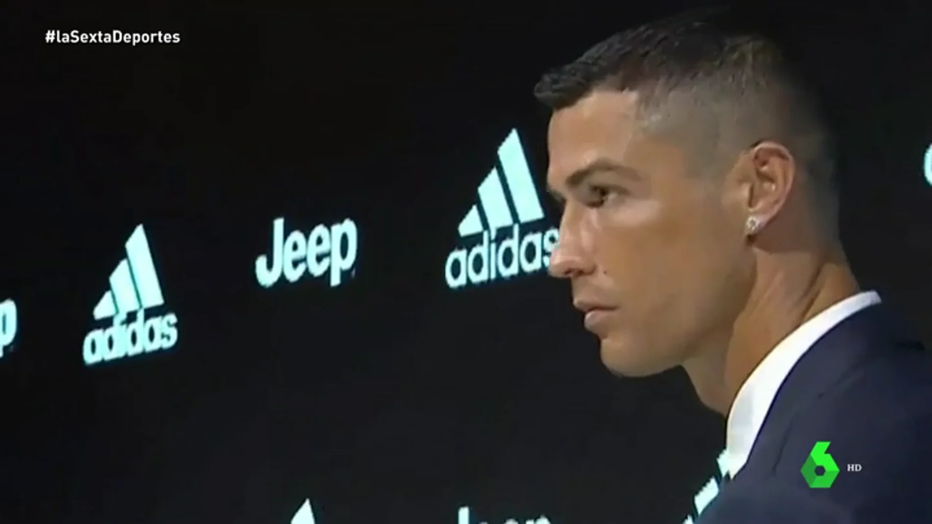 Cristiano Ronaldo y su cara más seria en su presentación con la Juventus