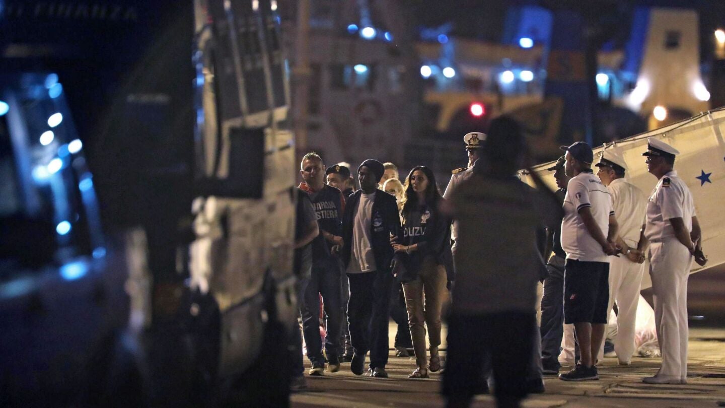 Migrantes desembarcan del Diciotti en el puerto de Trapani 