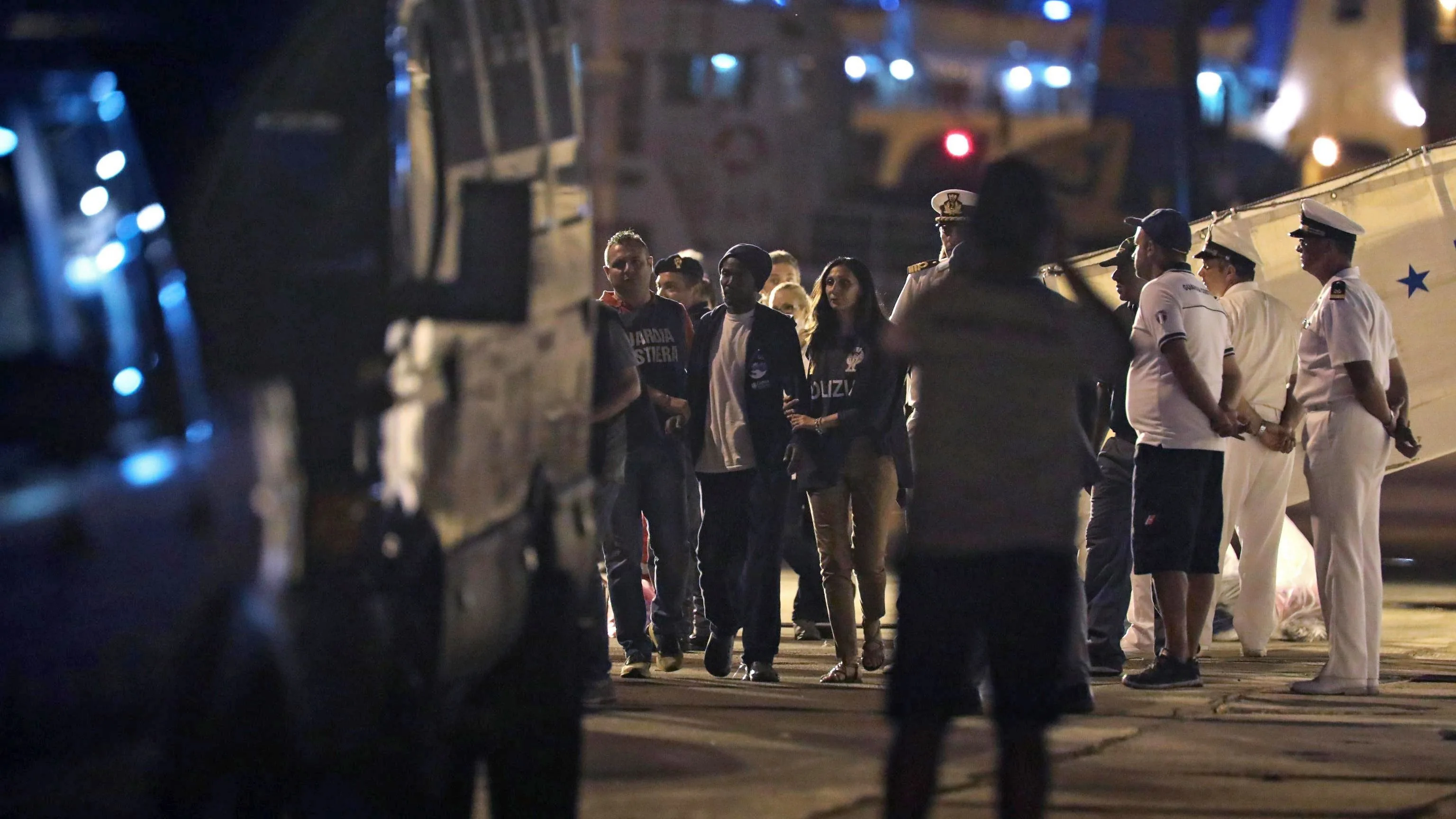 Migrantes desembarcan del Diciotti en el puerto de Trapani 