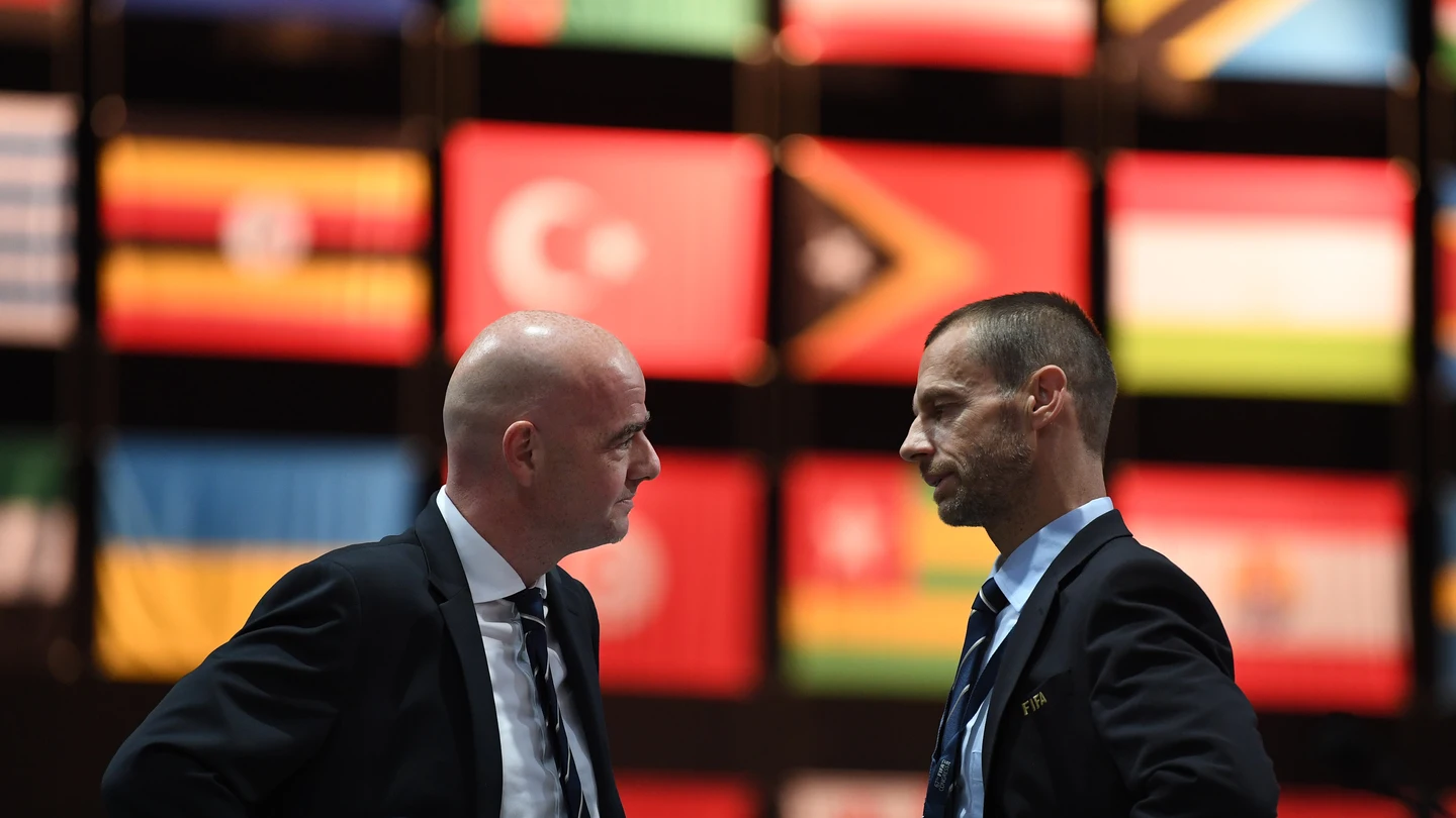 Infantino y Ceferin dialogan durante un congreso de la FIFA Infantino y Ceferin dialogan durante un congreso de la FIFA