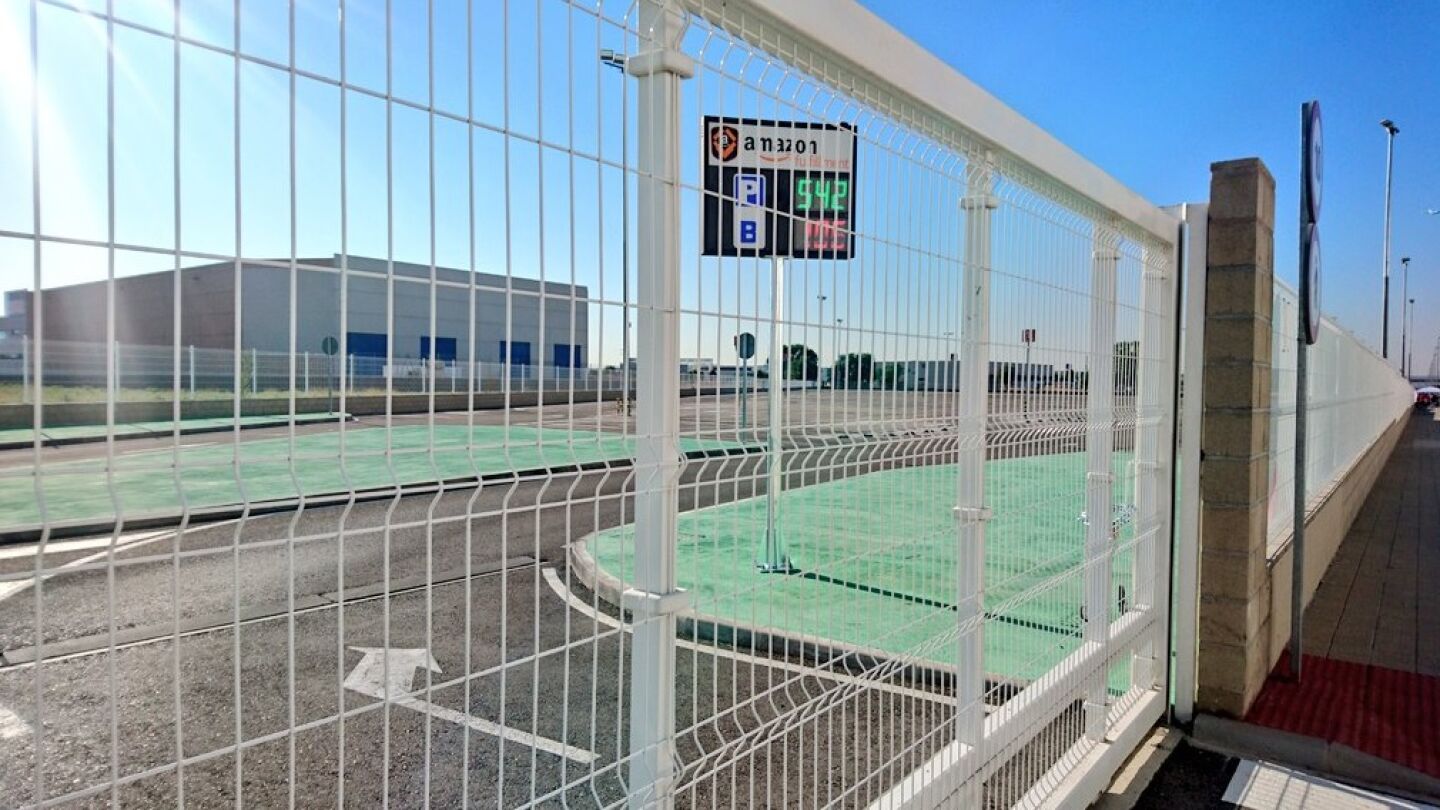 Parking de la plataforma log&iacute;stica de Amazon de San Fernando de Henares 