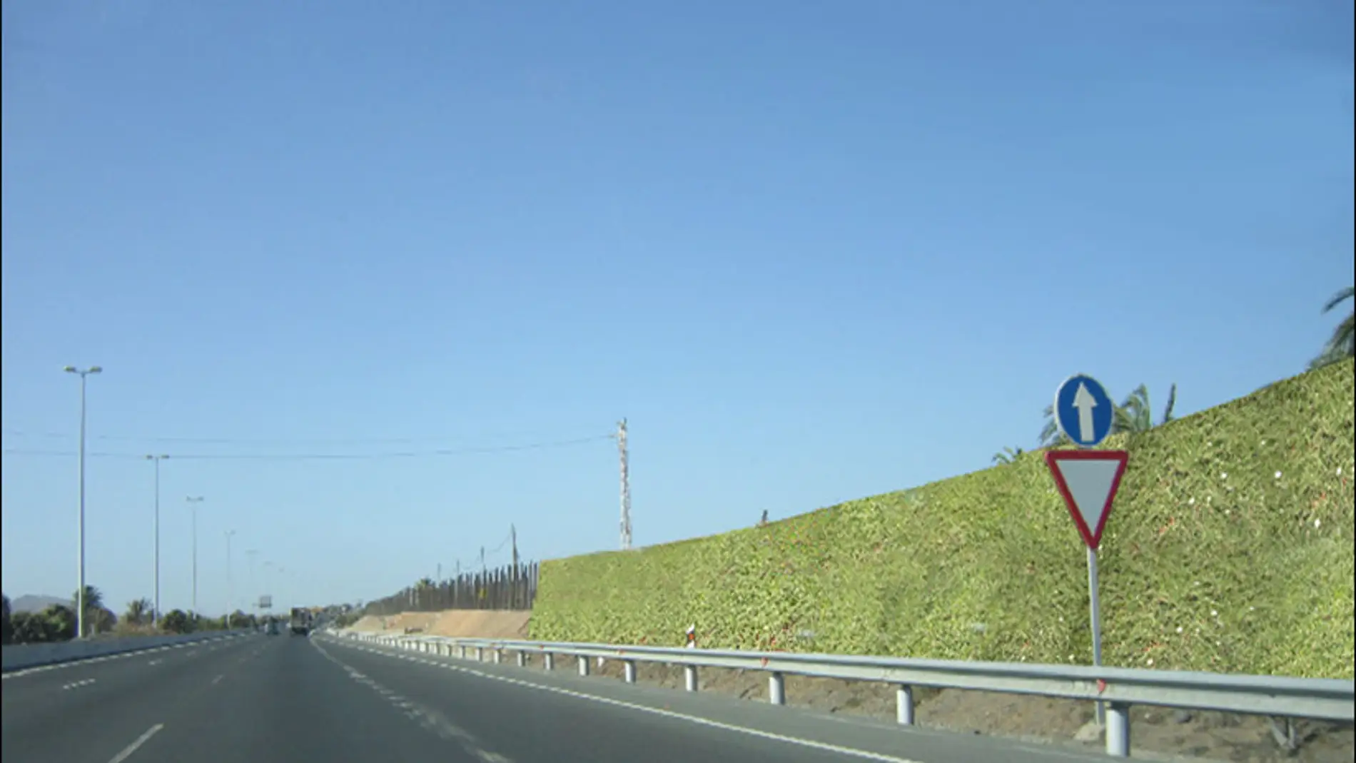 Nuevas pantallas acústicas vegetales instaladas en una autovía de Las Palmas de Gran Canaria. Fuente: UPM