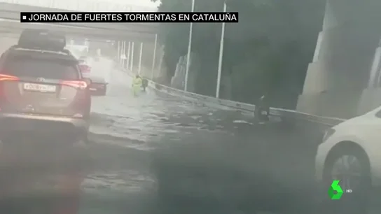 Una tromba de agua retrasa vuelos y colapsa carreteras en Cataluña Una tromba de agua retrasa vuelos y colapsa carreteras en Cataluña