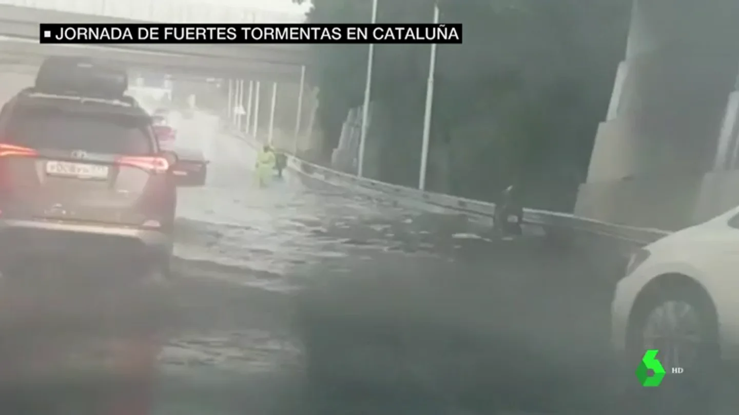 Una tromba de agua retrasa vuelos y colapsa carreteras en Cataluña Una tromba de agua retrasa vuelos y colapsa carreteras en Cataluña