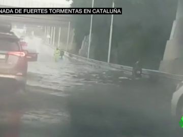 Una tromba de agua retrasa vuelos y colapsa carreteras en Cataluña Una tromba de agua retrasa vuelos y colapsa carreteras en Cataluña