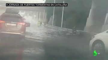 Una tromba de agua retrasa vuelos y colapsa carreteras en Cataluña