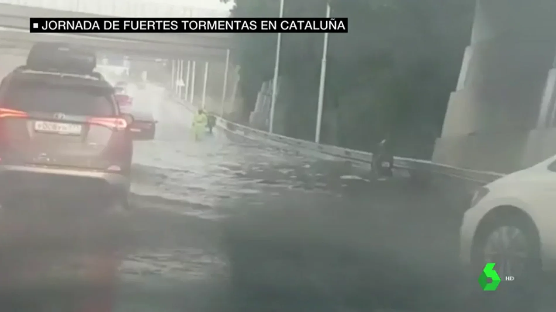 Una tromba de agua retrasa vuelos y colapsa carreteras en Cataluña