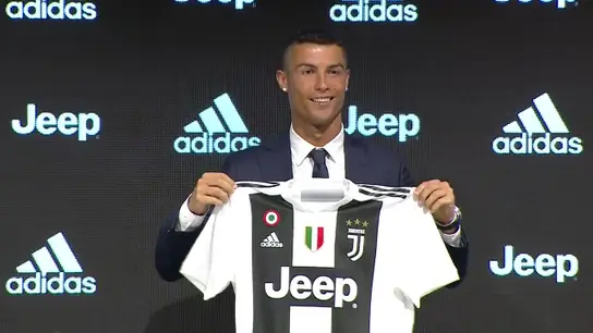 Cristiano Ronaldo posa con la camiseta de la Juventus en su presentación Cristiano Ronaldo posa con la camiseta de la Juventus en su presentación