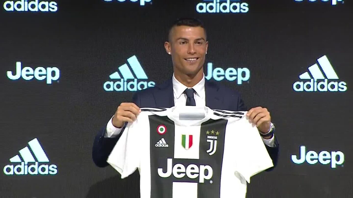 Cristiano Ronaldo posa con la camiseta de la Juventus en su presentaci&oacute;n