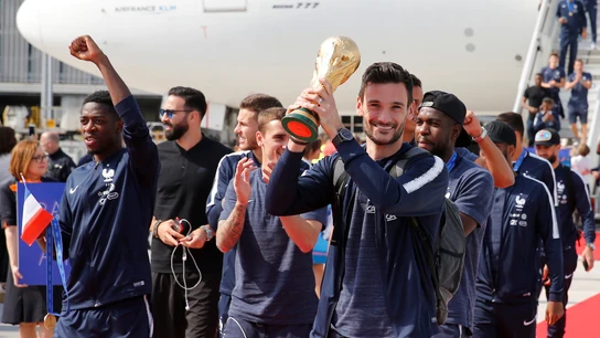Lloris, con la Copa del Mundo en sus manos Lloris, con la Copa del Mundo en sus manos