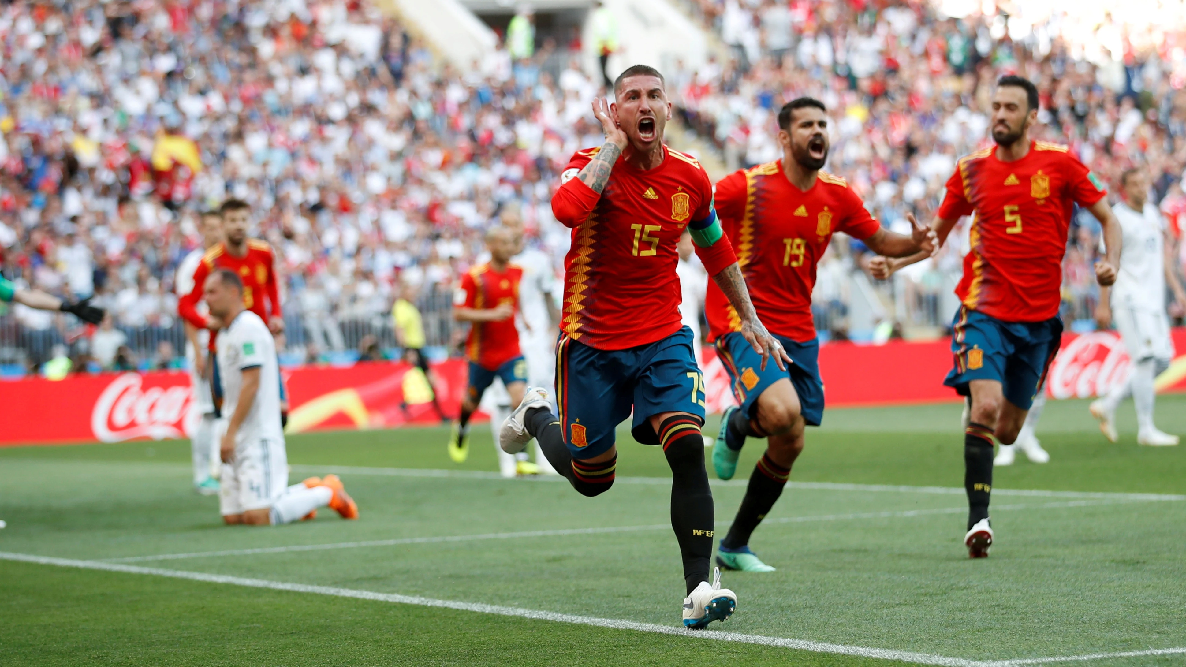 Sergio Ramos celebrando un gol con España