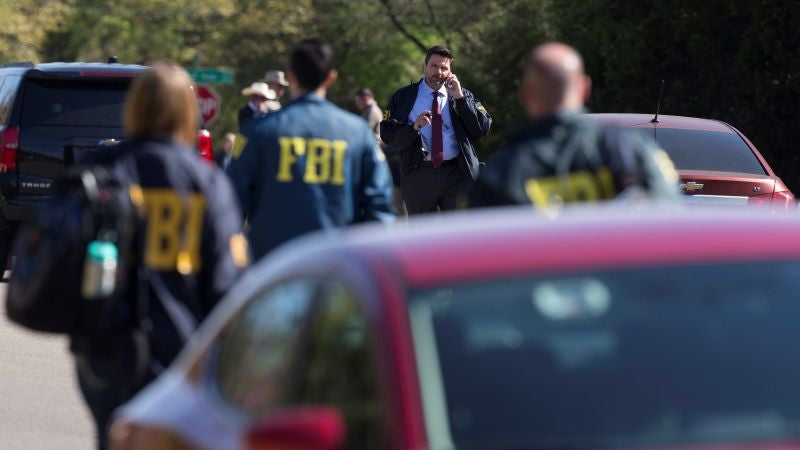 El FBI consigue acceder a la información de un iPhone y Apple se defiende