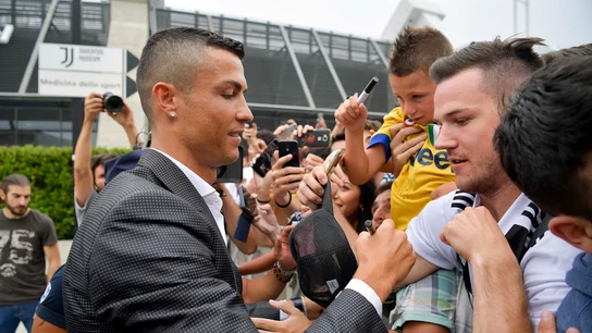 Cristiano Ronaldo firma autógrafos a los tifosi de la Juve Cristiano Ronaldo firma autógrafos a los tifosi de la Juve
