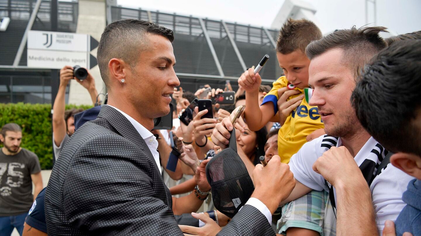Cristiano Ronaldo firma aut&oacute;grafos a los tifosi de la Juve