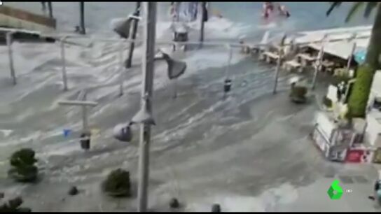 Un espectacular cambio brusco del nivel del mar inunda el puerto de Alc&uacute;dia