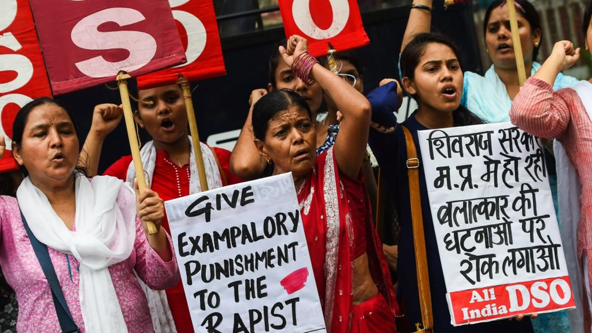 Un grupo de mujeres protesta en India contra las violaciones