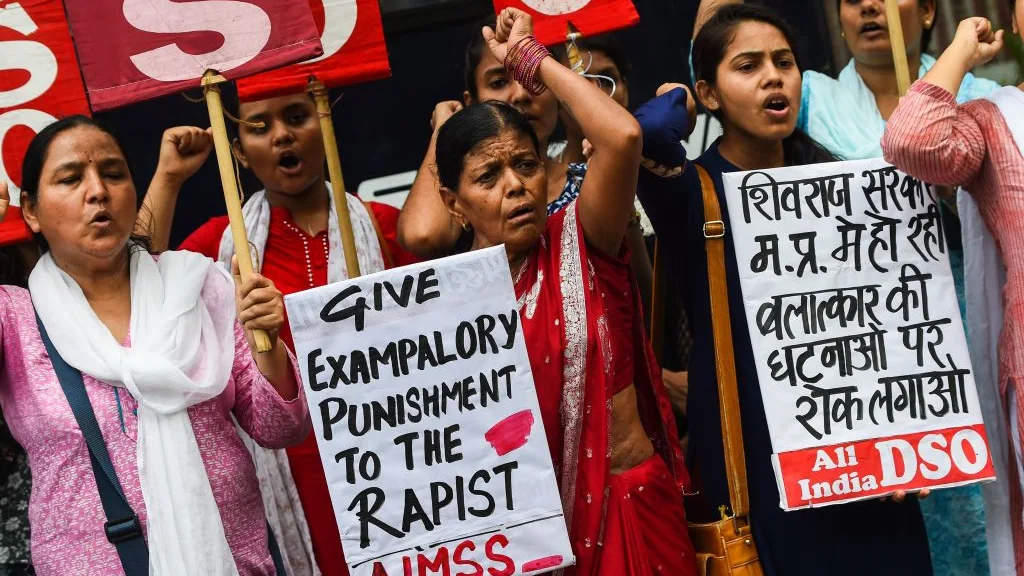 Un grupo de mujeres protesta en India contra las violaciones