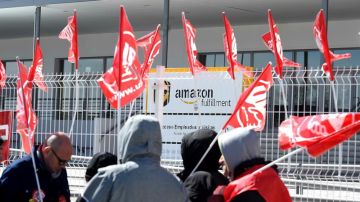 Trabajadores de Amazon protestan frente a la planta de San Fernando de Henares en la primera jornada de huelga