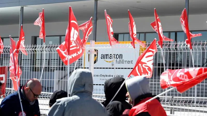 Trabajadores de Amazon protestan frente a la planta de San Fernando de Henares en la primera jornada de huelga