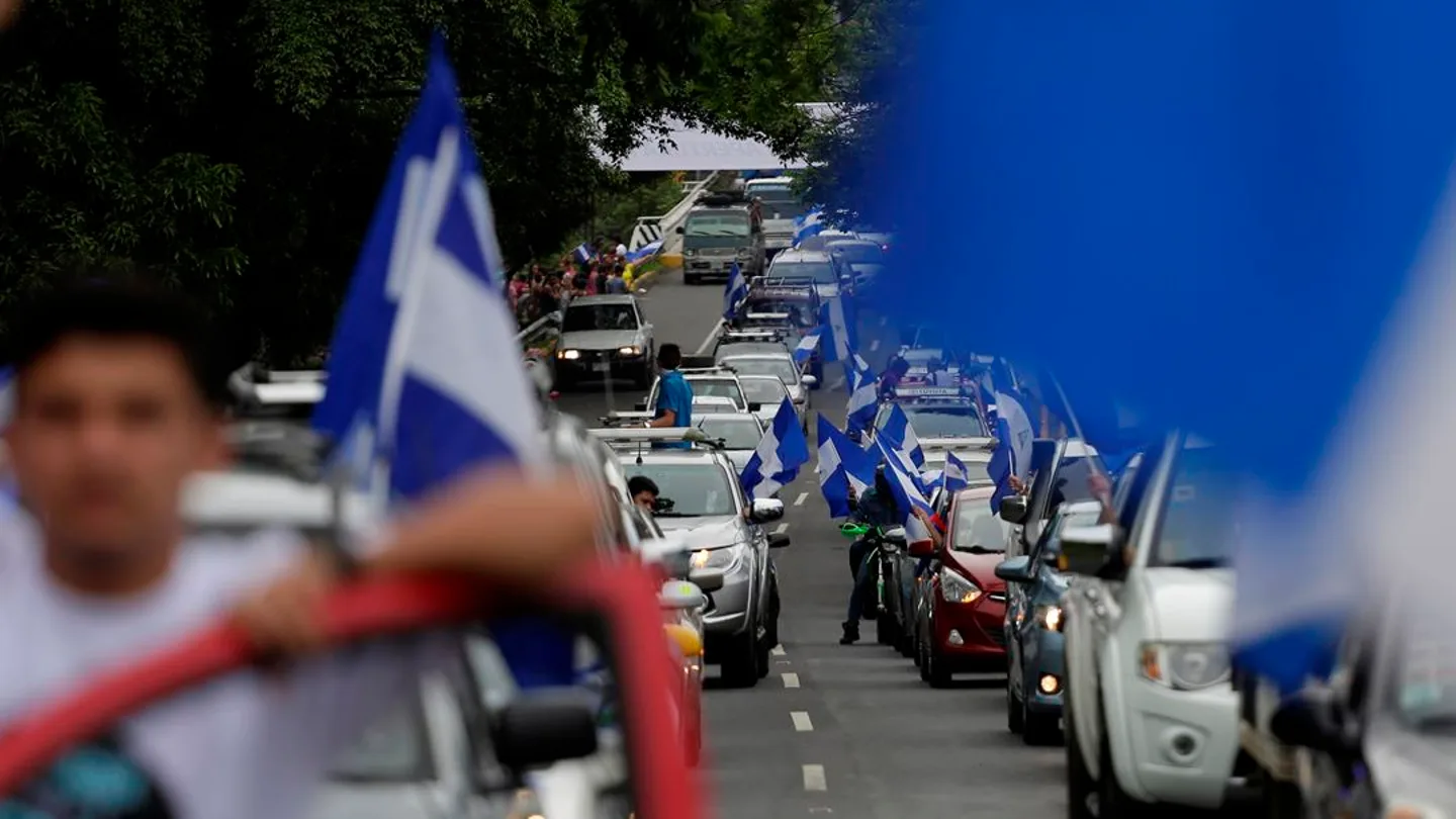 Cientos de personas a bordo de motocicletas, vehículos y camionetas en Managua Cientos de personas a bordo de motocicletas, vehículos y camionetas en Managua