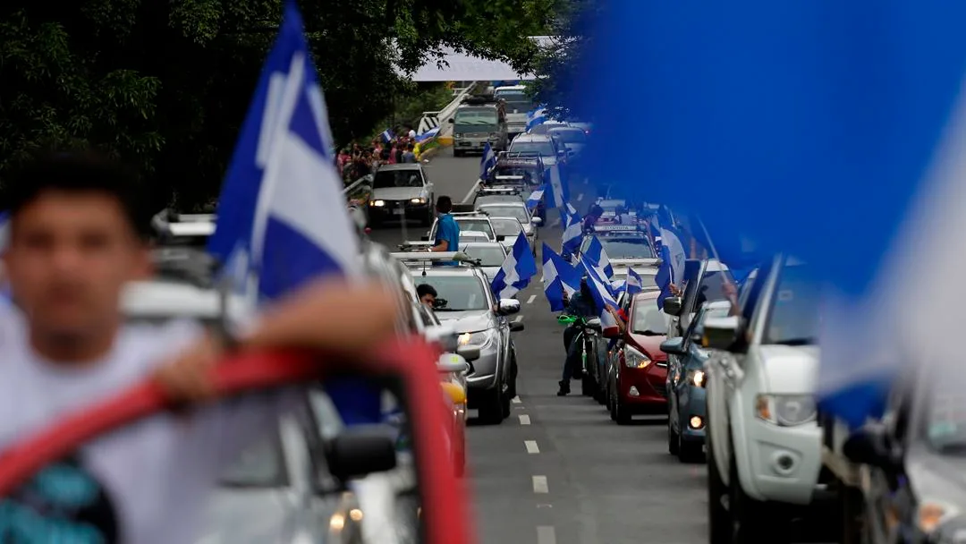  Cientos de personas a bordo de motocicletas, vehículos y camionetas en Managua